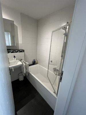 Bad mit Wanne und ...