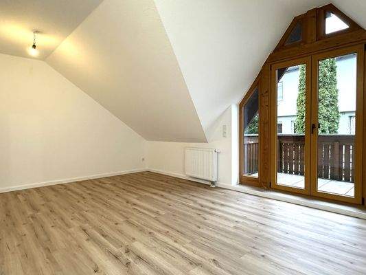  Mit Ausgang auf den Balkon