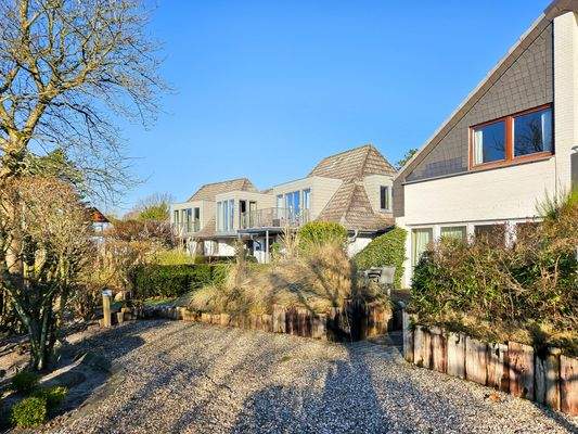 4. Hausansicht von Süden mit Stellplatz.jpg