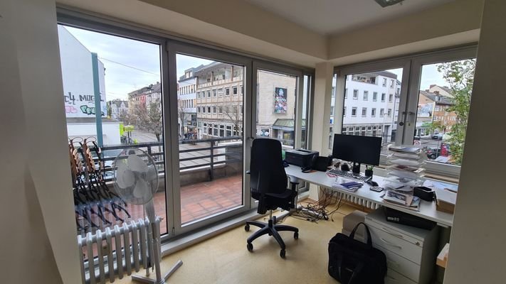 Büro 1. OG mit Balkon