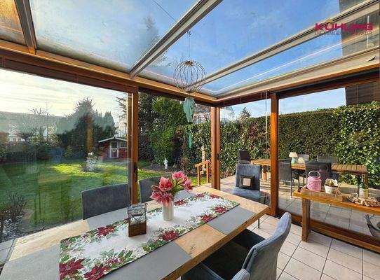 Wintergarten mit Blick auf die Terrasse 