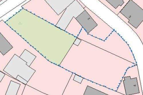 Großes Grundstück mitten im Ort