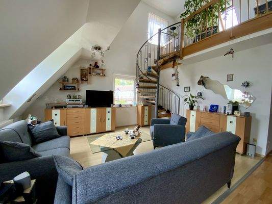 Blick in den Wohnbereich mit darüberliegender Galerie