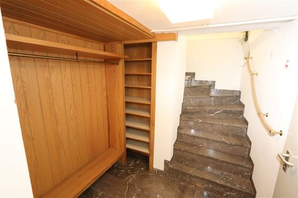 Garderobe im Keller.jpg