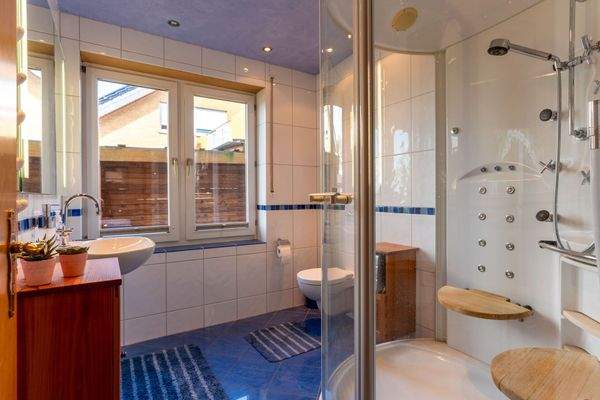 Bad mit Dampfdusche im EG