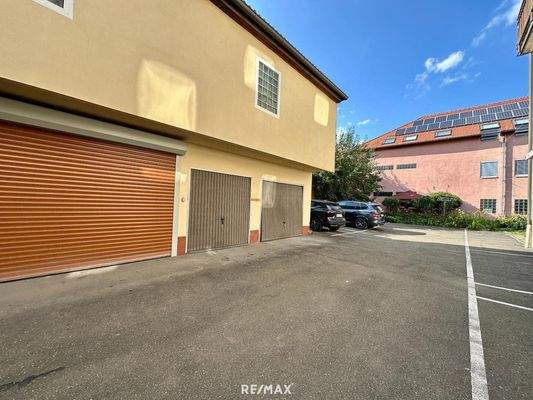 Innenhof mit Garagen und Parkplätzen 