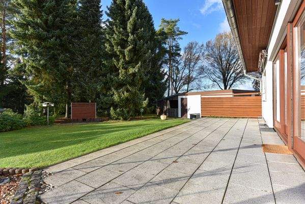 imposante Terrasse mit Markise und Blick auf die eigene Gartenlandschaft
