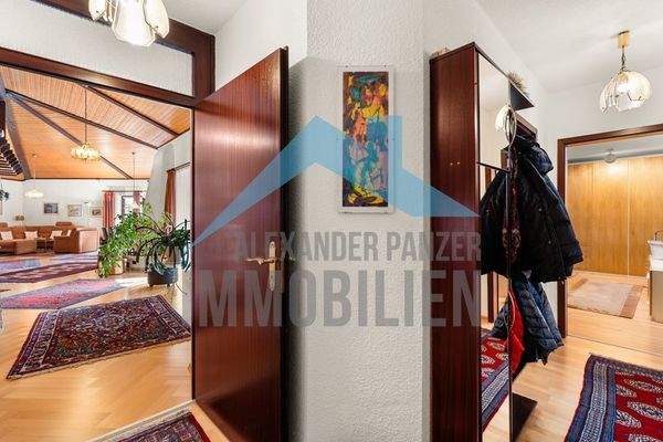 Blick vom Flur zum Wohnbereich