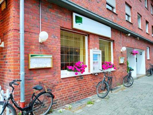 Fassade mit Schaukästen