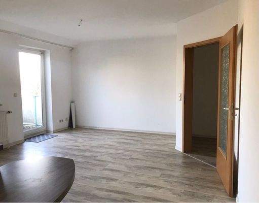 Wohnzimmer mit Balkon