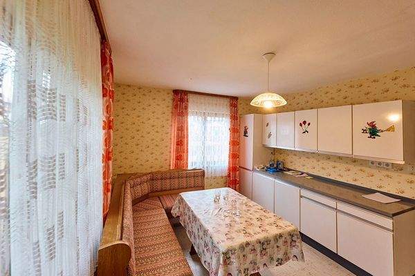 Erdgeschoss, Küche mit Essbereich 