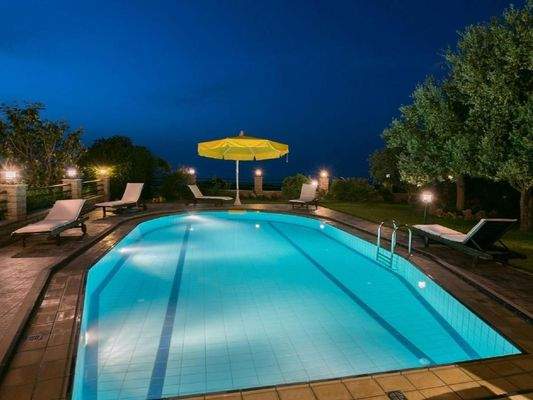 Kreta, Roussospiti: Einzigartige Villa mit separatem Apartment auf großem Grundstück mit Pool zu verkaufen