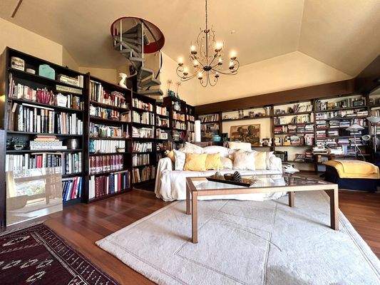 Helles Wohnzimmer mit Balkonzugang