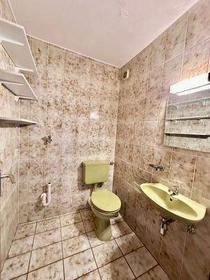 Separates WC mit Waschmaschinenanschluss