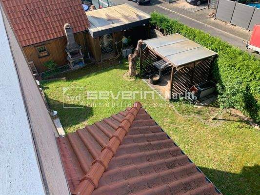 Blick auf Carport und Garage