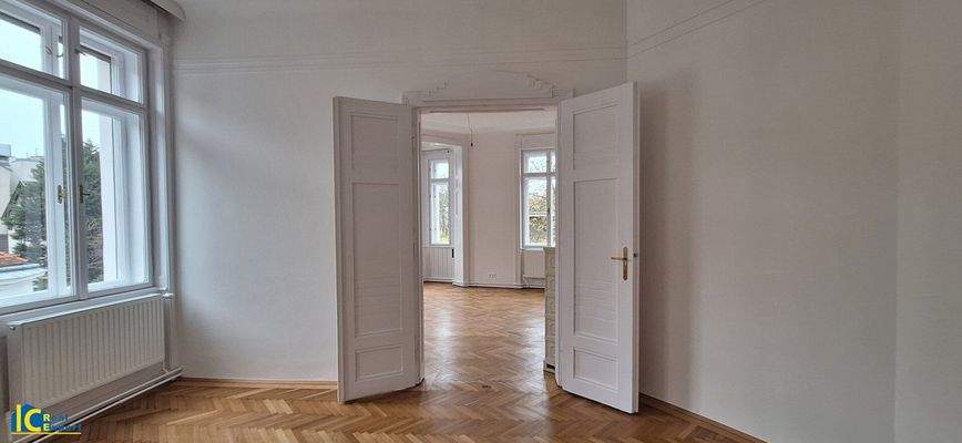 Doppelflügeltüren und der schöne Fischgrätparkett