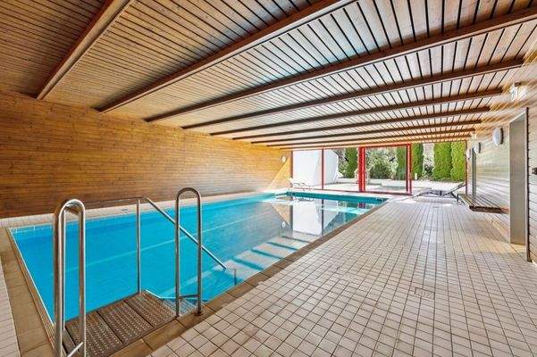 Poolbereich mit Sonnenterrasse