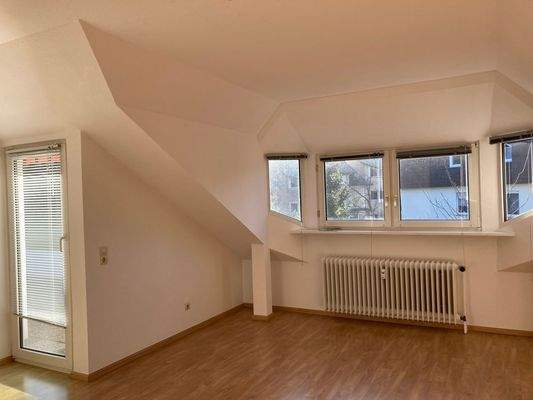 Wohnzimmer mit Zugang zur Loggia