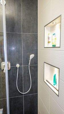 beleuchtete Regale - Dusche