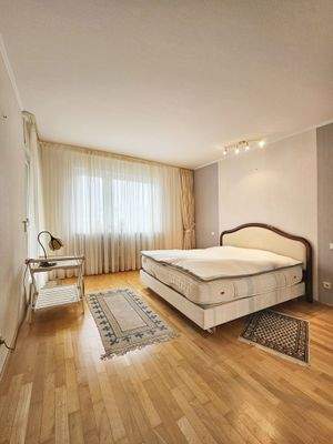 Zimmer mit Zugang zur Terrasse und Garten EG