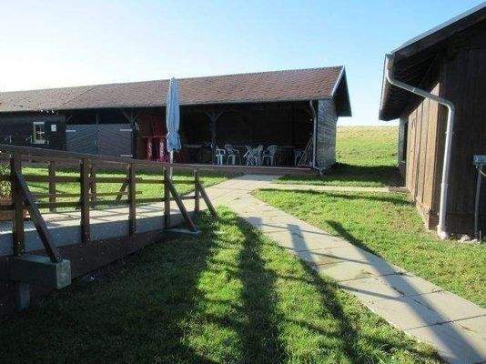 Nebengebäude Pferde und Reiter