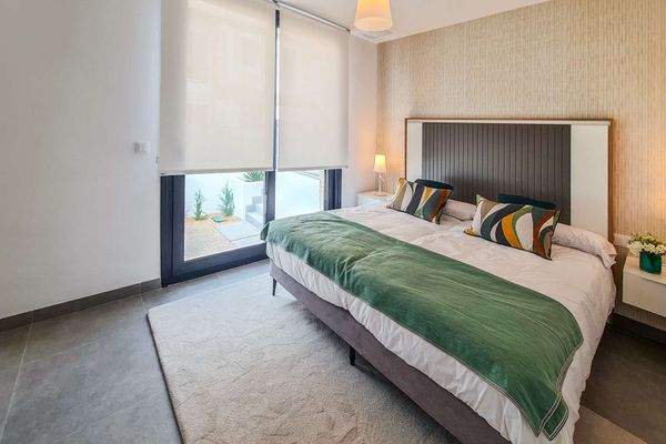 Schlafzimmer mit Doppelbett ...