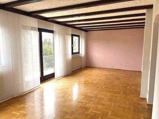 Wohnzimmer mit Balkonzugang OG.jpeg