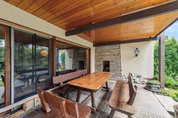 Geschützte Terrasse mit Kamin.jpg