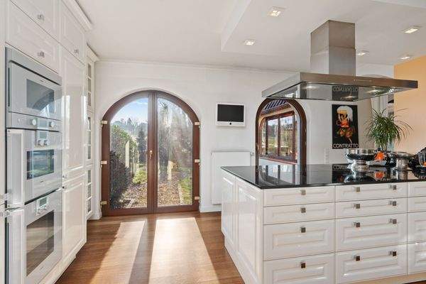 22,16 m² große Küche mit Insel und ebenfalls traumhaften Blick 