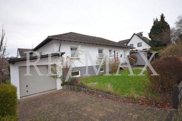 Hausansicht mit Garage