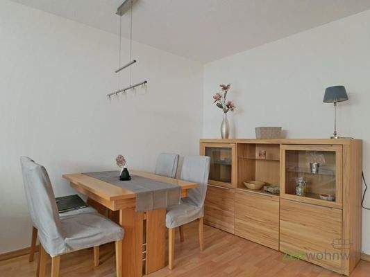 Esstisch und Sideboard