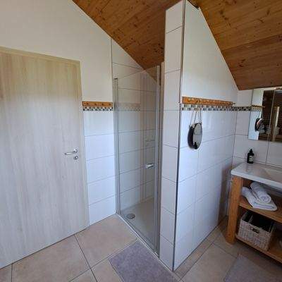 Badezimmer mit ebener Dusche