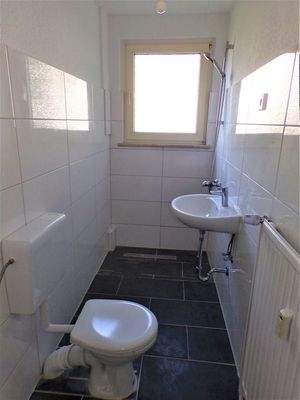 Badezimmer mit Dusche und Fenster