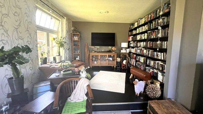 geräumiges Wohnzimmer mit Kaminofen