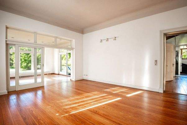 Wohnzimmer mit Blick zum Gartenzimmer