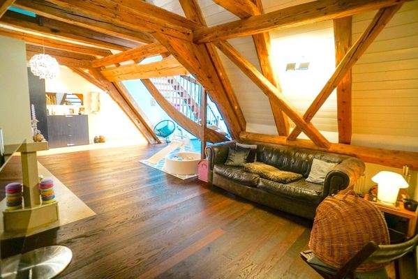 Eingangsbereich der Wohnung mit offener Küche, Esszimmer und Wohnlflur