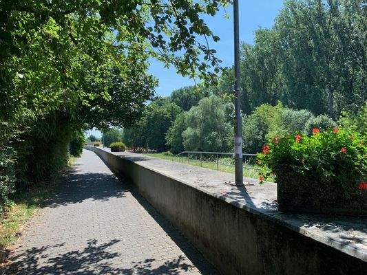 Weg zum Spielplatz und Fahrradweg 
