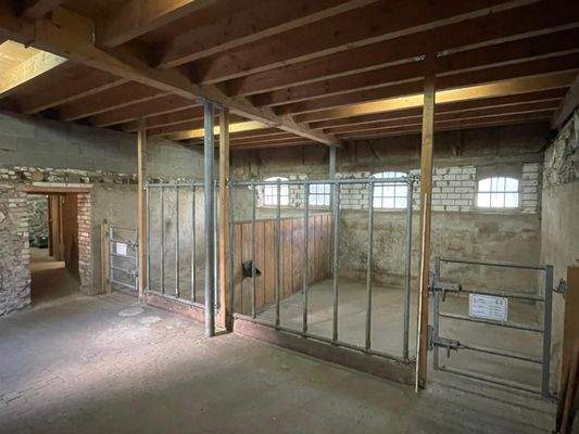 Zwei von fünf Pferdeboxen