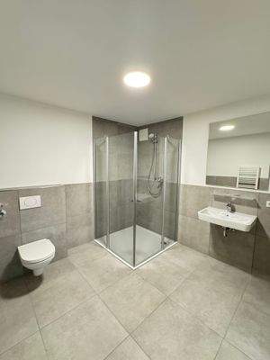 Geräumiges En-Suite Badezimmer.JPG