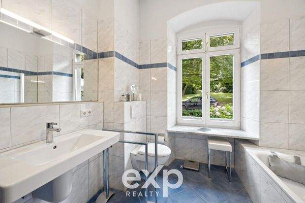 Badezimmer mit Fenster