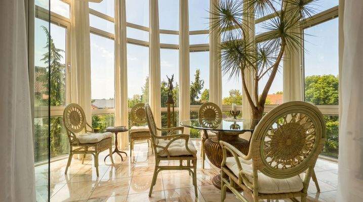 lichtdurchfluteter Wintergarten