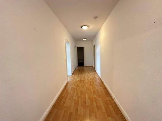 Wohnungsflur mit Blick in die Wohnung 