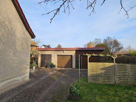 Zufahrt und Garagen.jpg