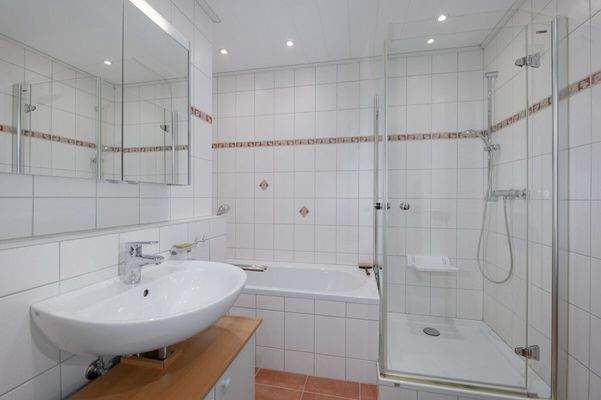 Bad mit Dusche und Badewanne 