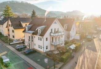 Ansicht mit Parkplätzen