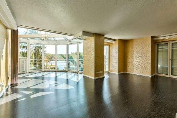 Wohnzimmer mit Wintergarten - Blick zum See