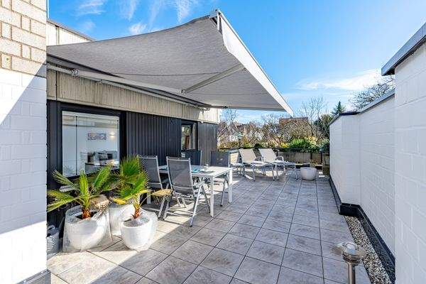 Teilüberdachte Sonnenterasse