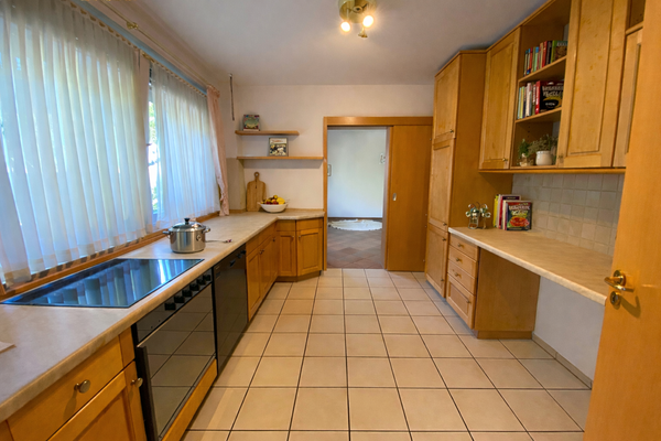 5) Erdgeschoss: Großzügig gestaltete Küche. Zweifachverglasung.