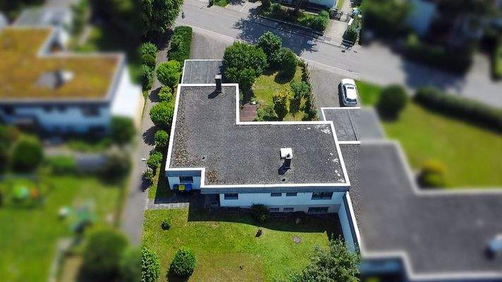 Haus von hinten mit Garten - Garagen