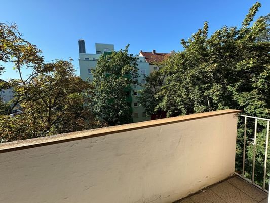 Französischer Südbalkon mit Zugang von Raum 1